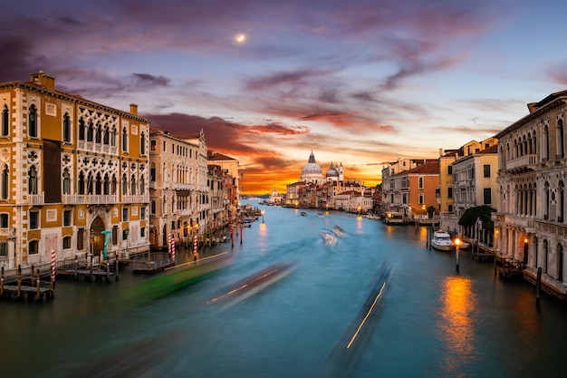 Grand Canal et Basilique Santa Maria della Salute au coucher du soleil Venise Italie