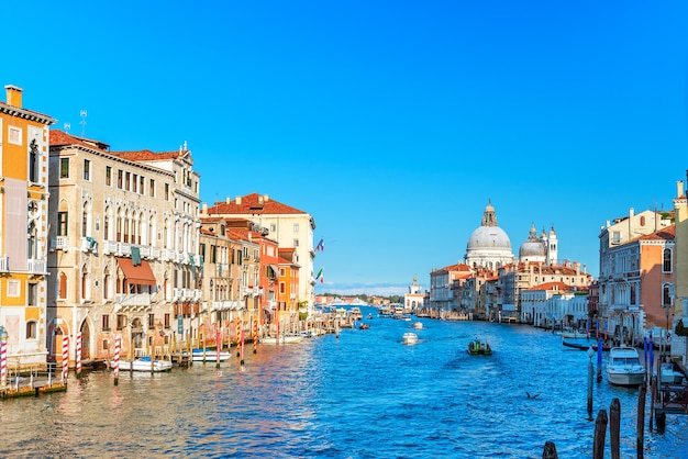 Photo grand canal et basilique santa maria della salute à venise en italie.