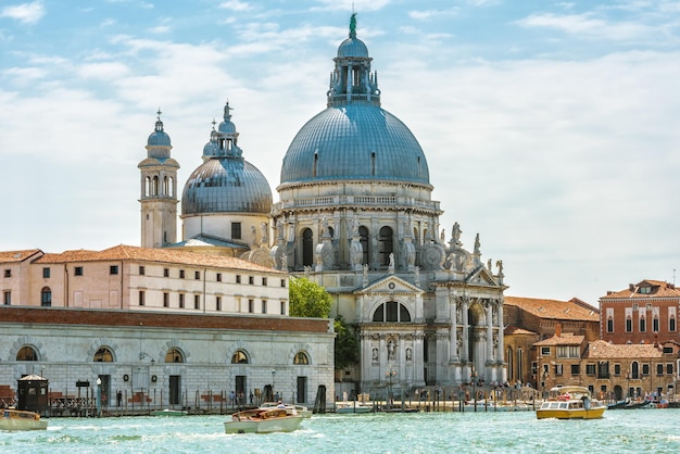 Grand Canal avec la Basilique Santa Maria della Salute Venise Italie