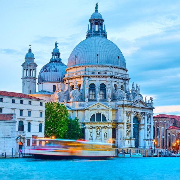 Le Grand Canal et l'église Santa Maria della Salute à Venise le soir, Italie