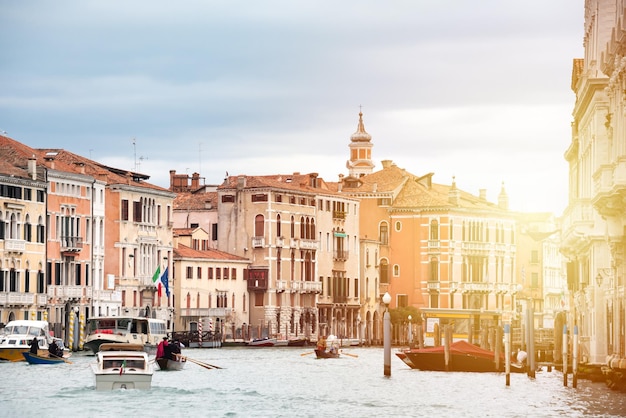 Grand Canal avec gondoles à Venise Italie