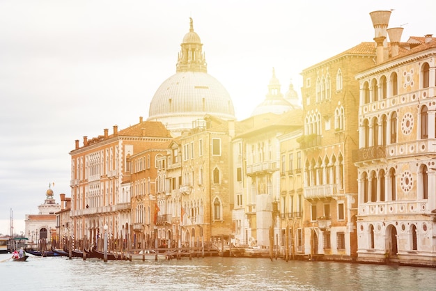 Grand Canal avec gondoles à Venise Italie