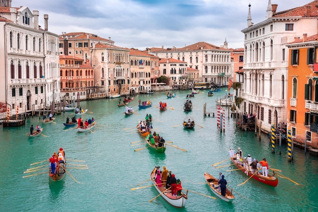 Grand Canal avec gondoles à Venise Italie