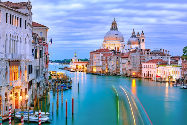 Grand canal la nuit à Venise Italie