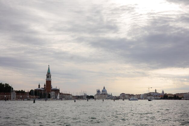 Grand Canal de Venise Italie Église Salute paysage urbain historique avec des bateaux et un ciel nuageux