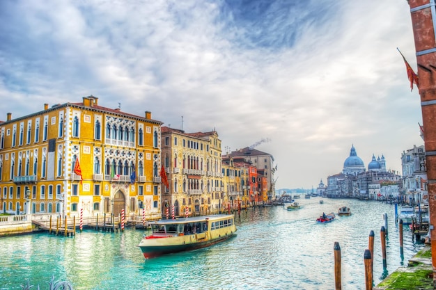 Grand canal de Venise un jour nuageux Italie