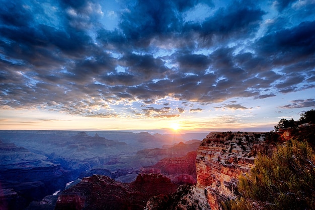 Grand Canyon au lever du soleil en septembre, vue horizontale