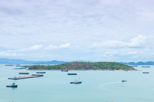 grand cargo dans la mer.