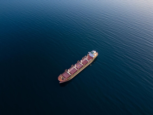 Un grand cargo flottant sur de vastes eaux