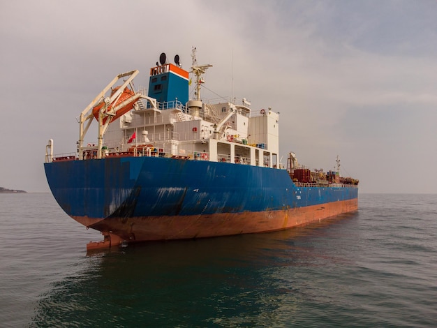 Grand cargo général tanker vraquier Vue aérienne de haut en bas au coucher du soleil