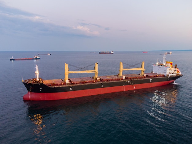 Grand cargo général tanker vraquier vue aérienne de nuit