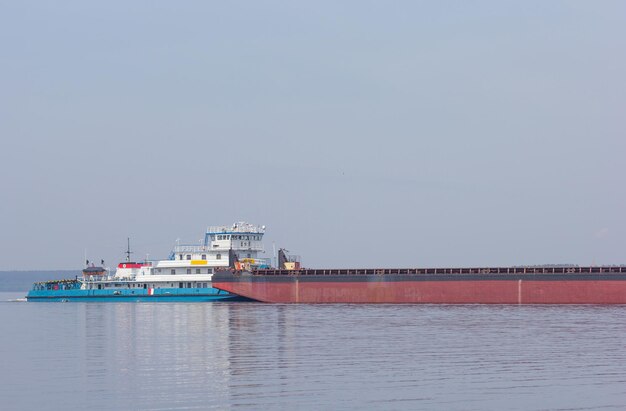 Grand cargo naviguant sur la rivière