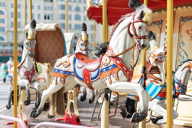Grand carrousel avec chevaux lors d'une foire