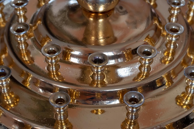 Un grand chandelier en laiton sans bougies debout dans une église orthodoxe L'intérieur de l'église Un lieu de prière et de repentance