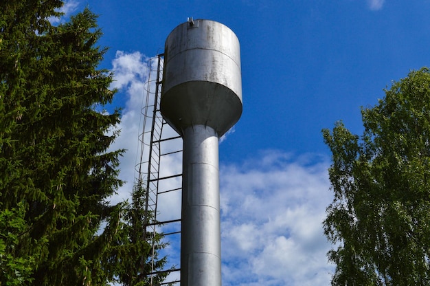 Grand château d'eau industriel en acier inoxydable brillant en métal de fer pour l'approvisionnement en eau d'une grande capacité