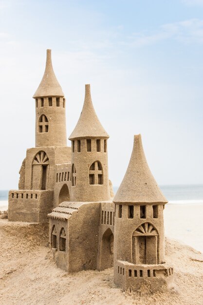 Grand château de sable sur la plage pendant une journée d'été