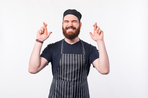 Grand chef homme souhaitant de meilleurs résultats et croiser les doigts