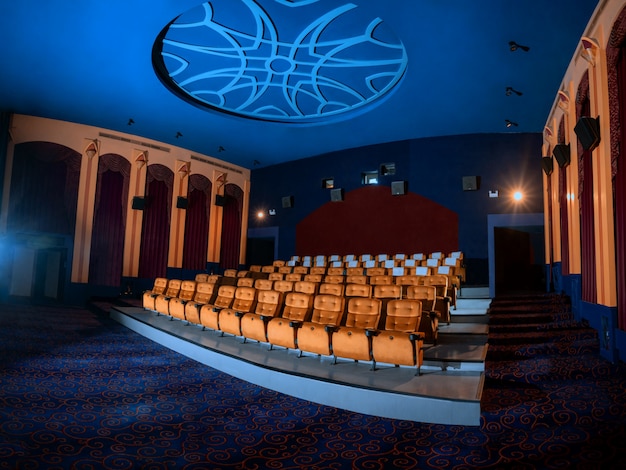 Grand cinéma avec sièges de cinéma sur chaise vides.