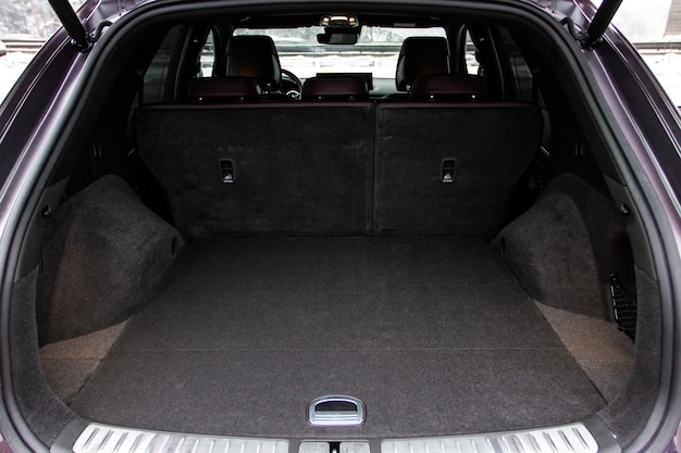 Grand coffre de voiture propre et vide à l'intérieur du suv compact Vue arrière d'une voiture SUV avec coffre ouvert
