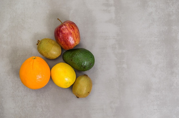 Grand concept d'alimentation saine, fruits divers. Orange, pomme, kiwi, citron.