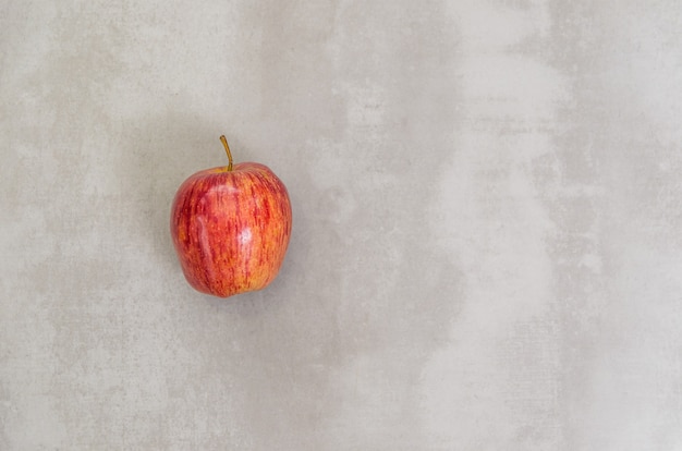 Grand concept de saine alimentation, pomme sur fond gris. Avec copie espace.