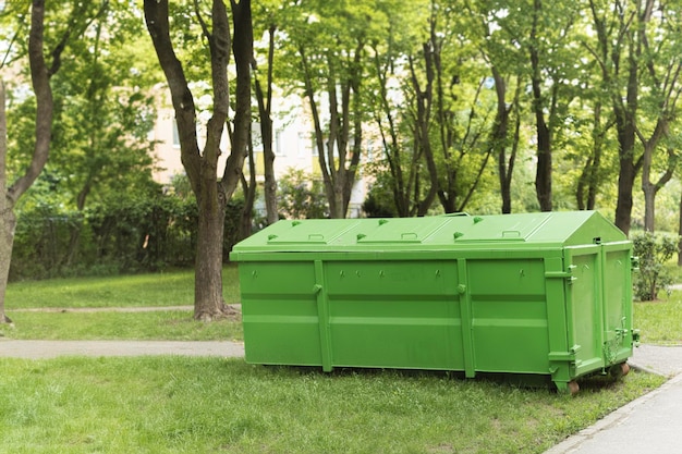 Un grand conteneur pour le lavage et les déchets de construction Une poubelle pour les ordures dans la cour Une benne pleine de déchets dans la rue Les déchets industriels et ménagers