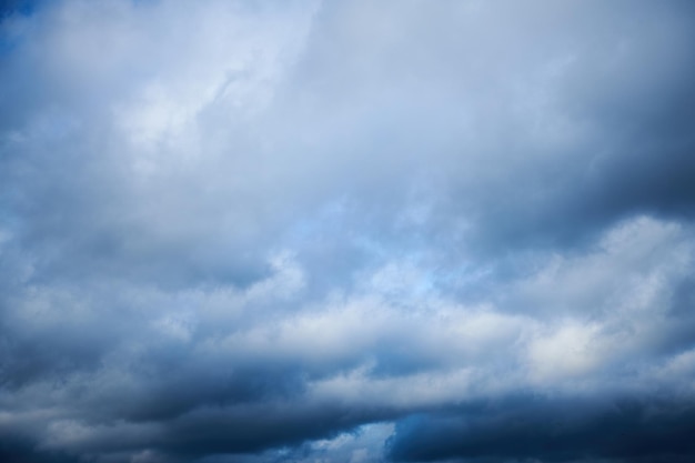 Un grand cumulus blanc avant l'approche de la tempête Nuages nuageux lourds avant l'orage Ciel d'été avec des nuages blancs bouclés