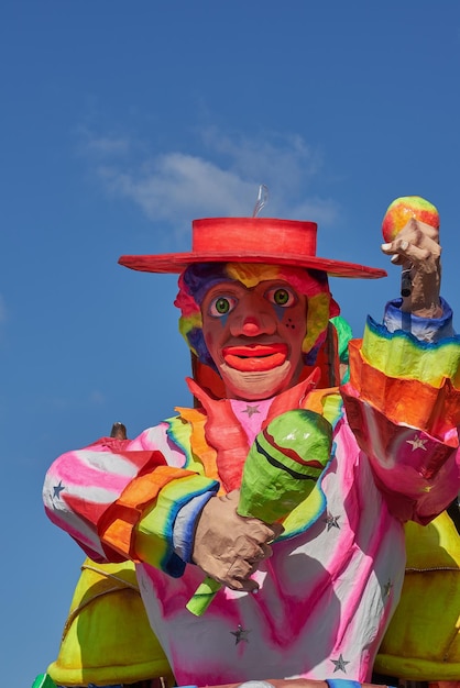 Grand défilé de Carnivalfloats colorés pendant le Mardi Gras dans la rue de La Valette à Malte