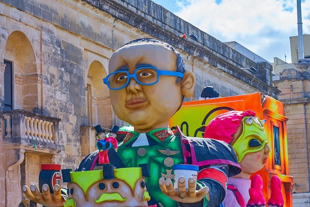 Grand défilé de Carnivalfloats colorés pendant le Mardi Gras dans la rue de La Valette à Malte