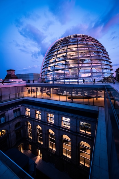 Grand dôme en verre du Reichstag et terrasse sur le toit au coucher du soleil