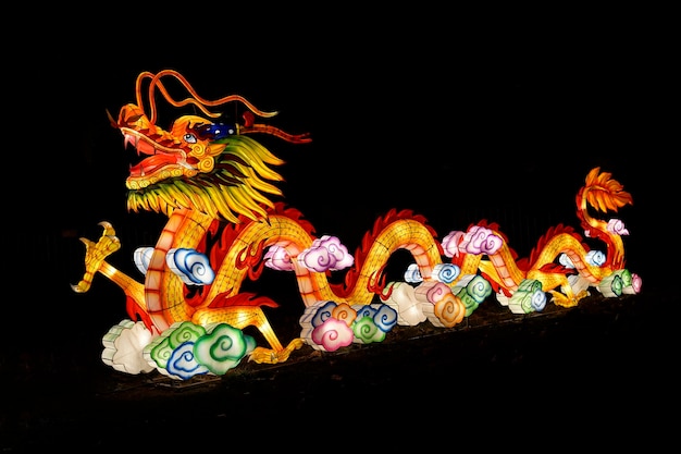 Grand dragon lumineux comme symbole de la fête de la lumière du Nouvel An lunaire chinois