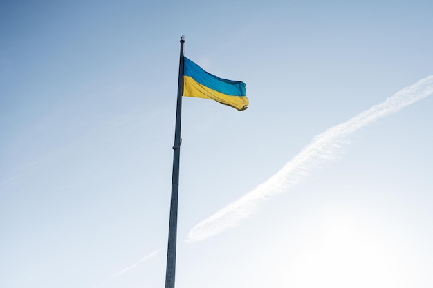 Le grand drapeau national de l'Ukraine vole dans le ciel bleu Grande bannière d'état ukrainien bleu jaune