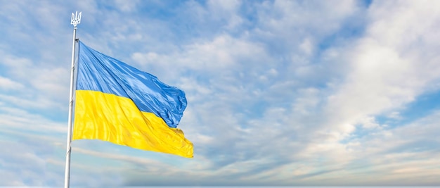 Grand drapeau national de l'Ukraine vole dans le ciel bleu Grande bannière de l'État ukrainien bleu jaune Drapeau de l'indépendance Jour de la Constitution Espace de texte de la fête nationale