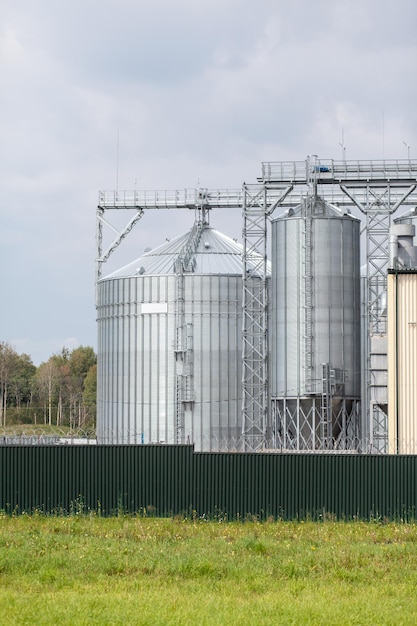 Grand élévateur moderne de silos agro-greniers sur l'agro-industrie