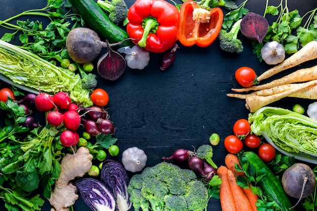 Grand ensemble d'aliments biologiques Crudités fraîches Sur un tableau noir