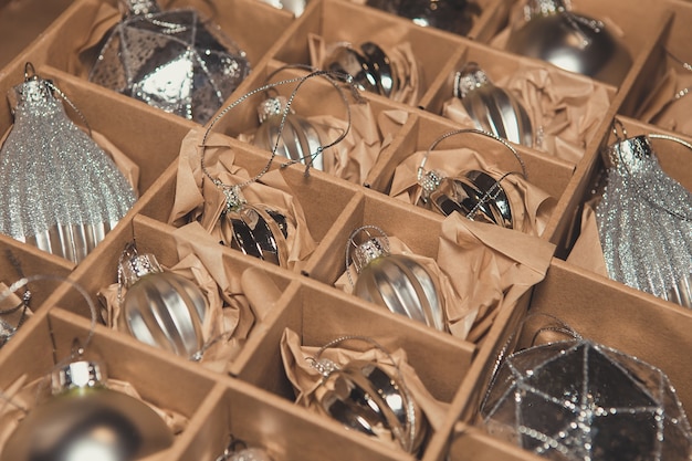 Grand ensemble de boules de luxe en verre argenté. Image de style rétro de décoration de Noël vintage dans une boîte.