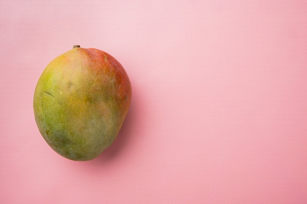 Grand ensemble de mangue savoureuse entière, sur fond d'été texturé rose, vue de dessus à plat, avec espace de copie pour le texte