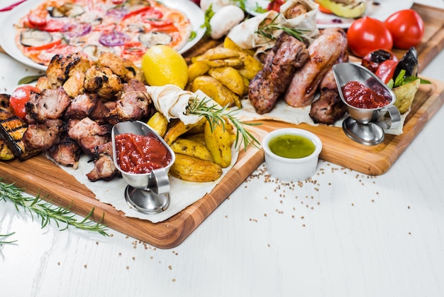 Grand ensemble de plats différents avec pizza aux légumes à la viande et épices flatlay sur fond blanc