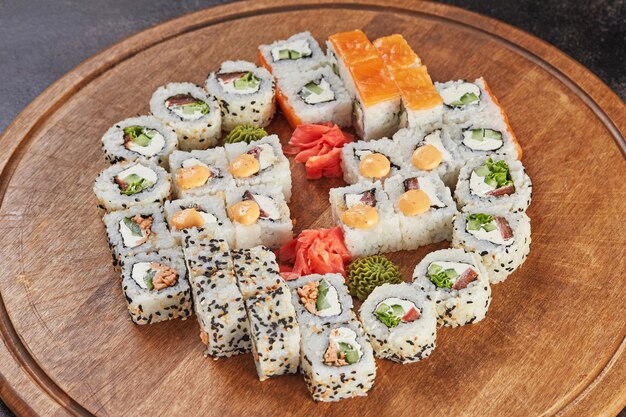 Grand ensemble de rouleaux de sushi maki cuisine japonaise