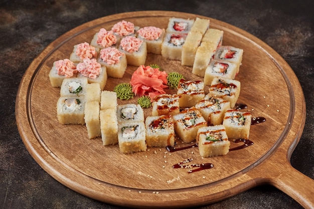 Grand ensemble de rouleaux de sushi maki cuisine japonaise