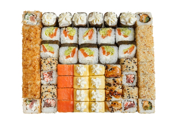 Grand ensemble de sushis isolé sur fond blanc