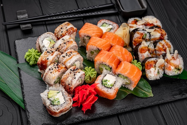 Grand ensemble de sushis et de petits pains asiatiques sur fond sombre