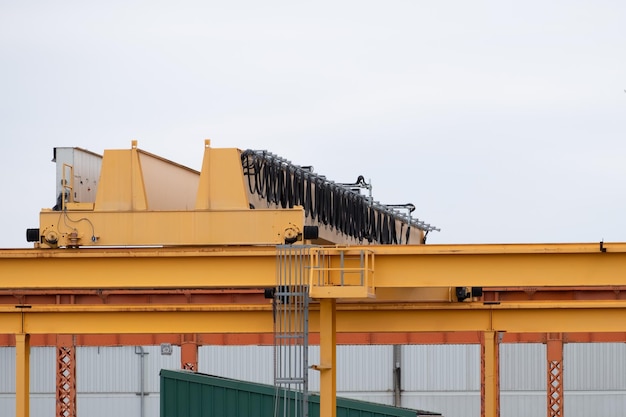 Grand équipement de pont roulant dans une usine industrielle