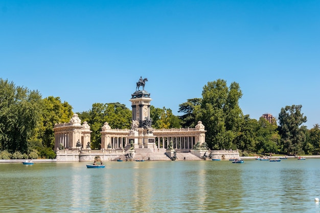 Grand étang d'El Retiro dans la ville de Madrid Espagne