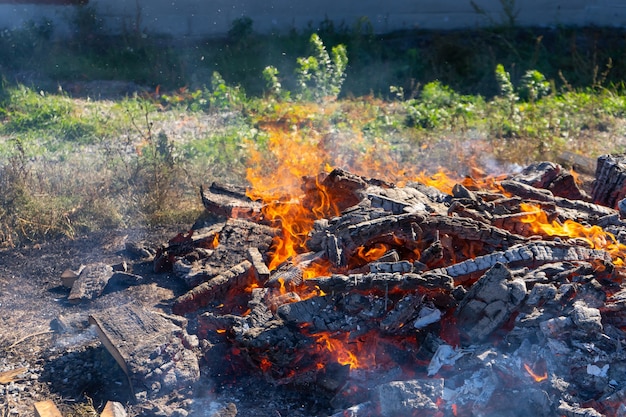 Un grand feu brûlant à l'air libre.