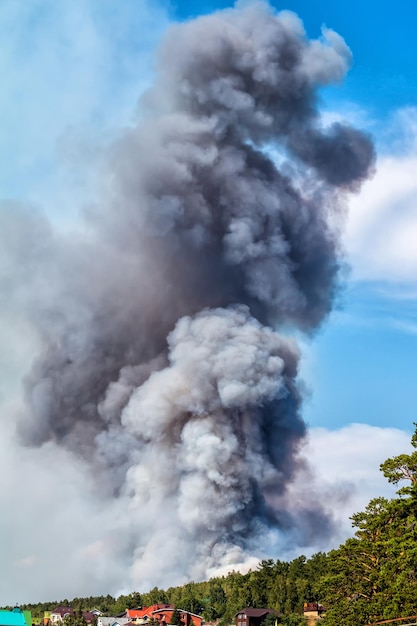 Grand feu de forêt près du village