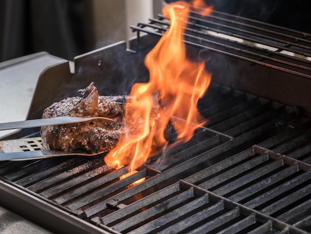 Grand filet de boeuf flambant au barbecue