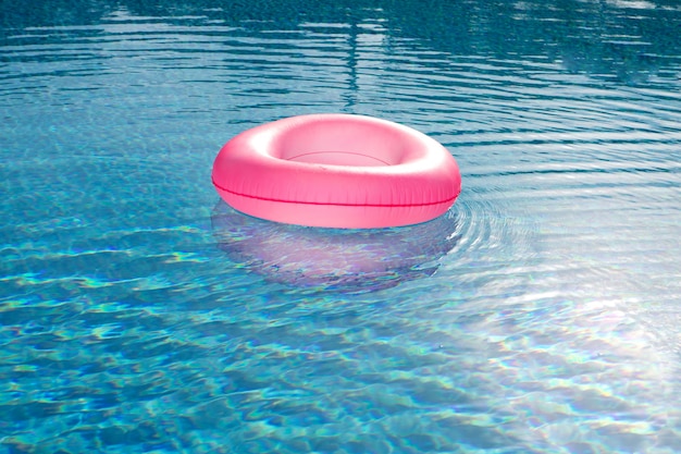 Grand flotteur rose sur la piscine