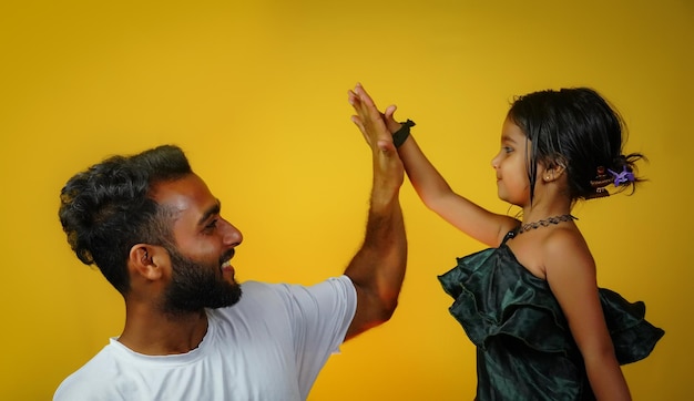 Grand frère jouant à des jeux et s'amusant avec sa petite soeur