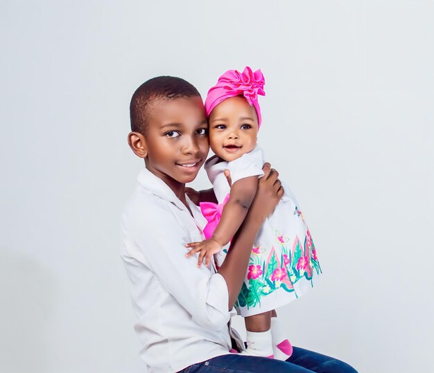 Grand frère et petite soeur souriant